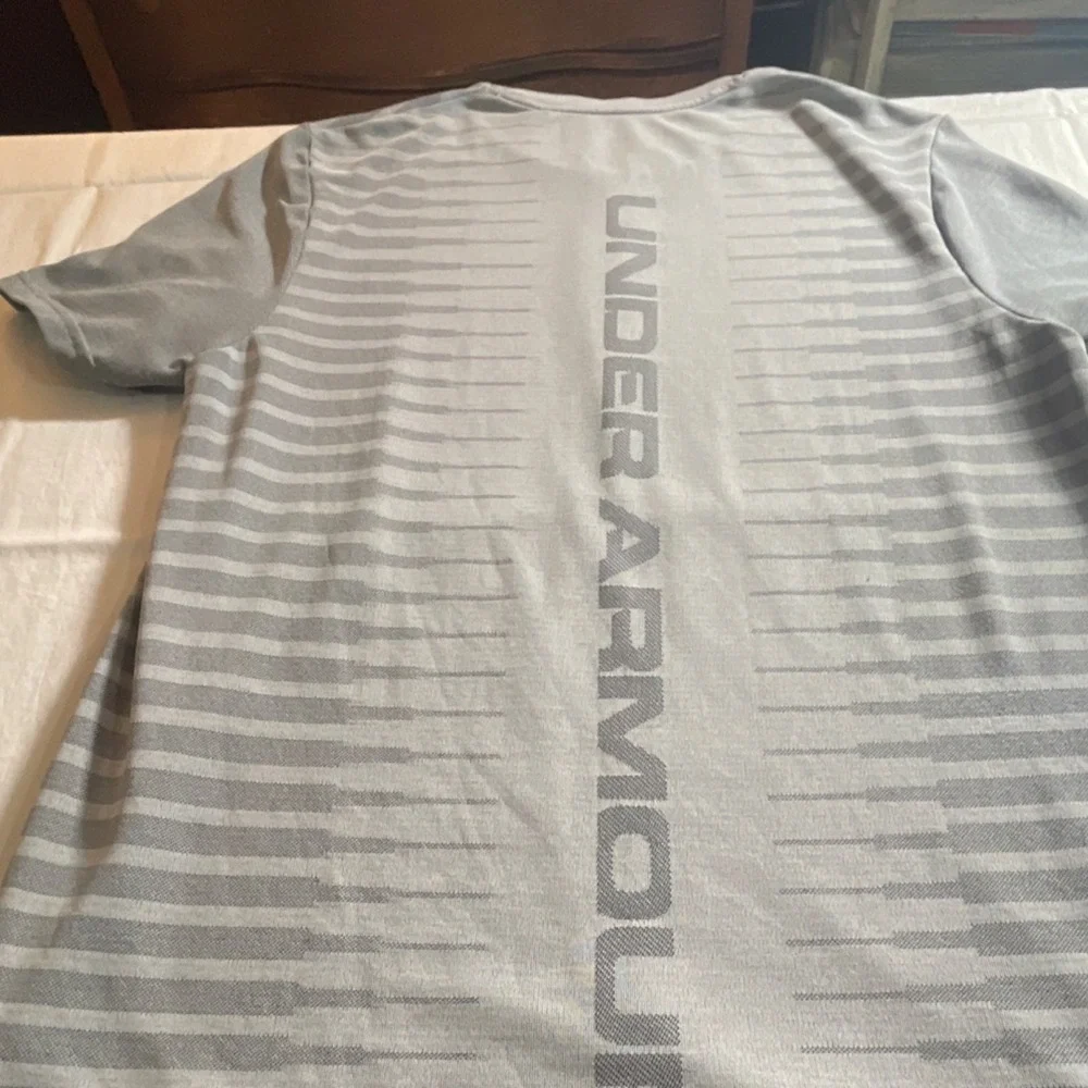 Under Armour Men's Fitted Striped Gray T-Shirt Lightweight Crew Neck Size M